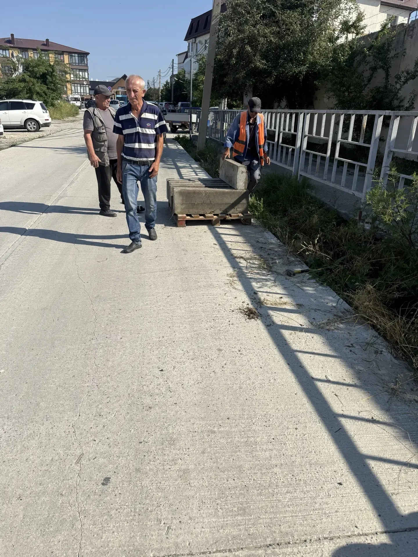 В настоящее время специалистами МКУ УРРАД ведутся работы по демонтажу бордюров по проезду Мореходном
