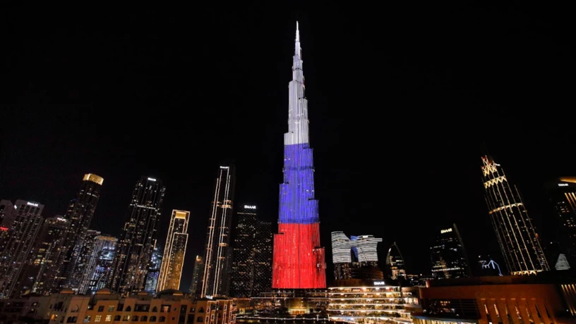 Флаг России вновь появился на фасаде Burj Khalifa в честь национального дня

Проекция государственно