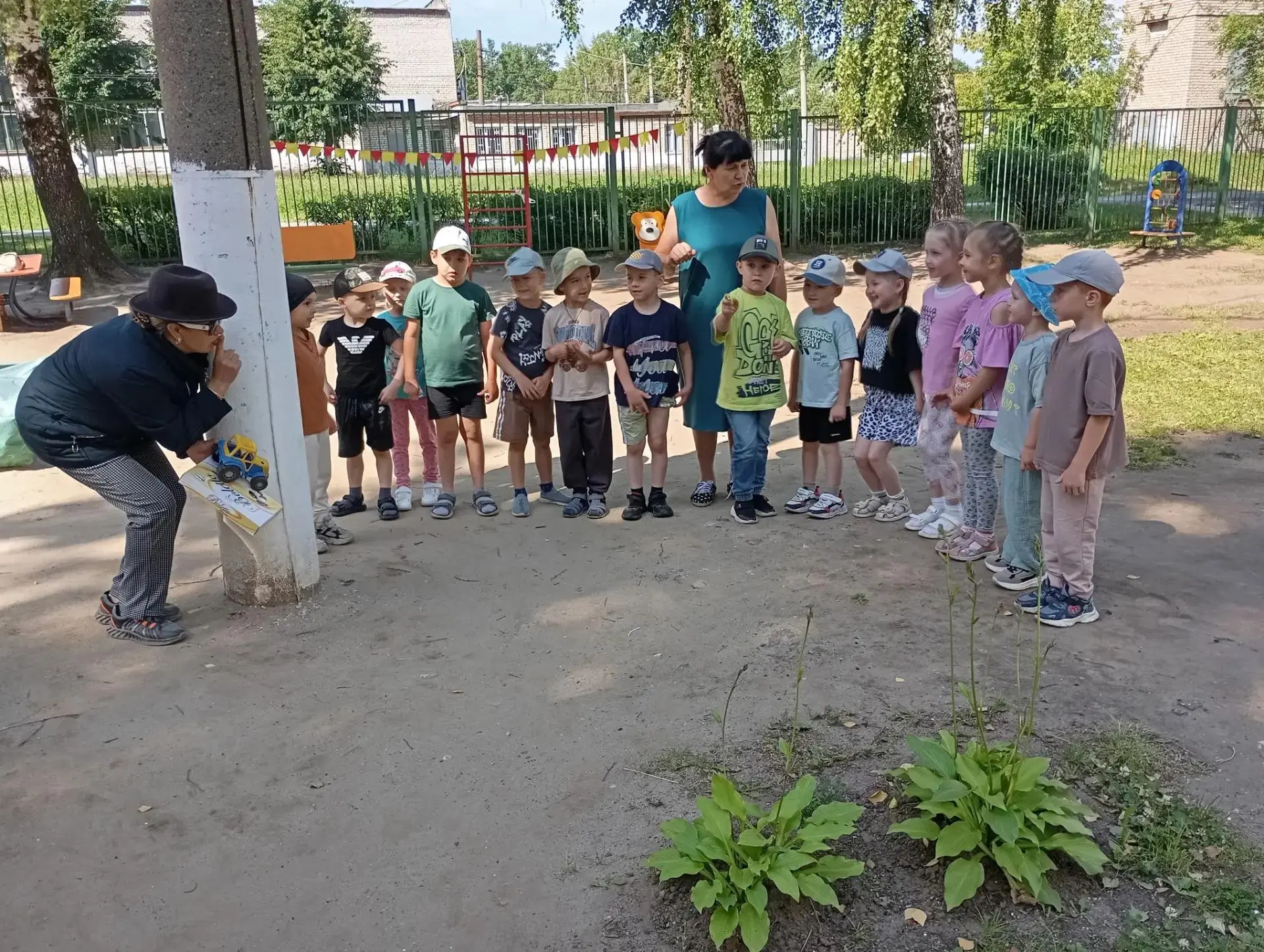 👫 Детей часто учат быть вежливыми, и злоумышленники этим пользуются. Ребенок должен знать: если ряд