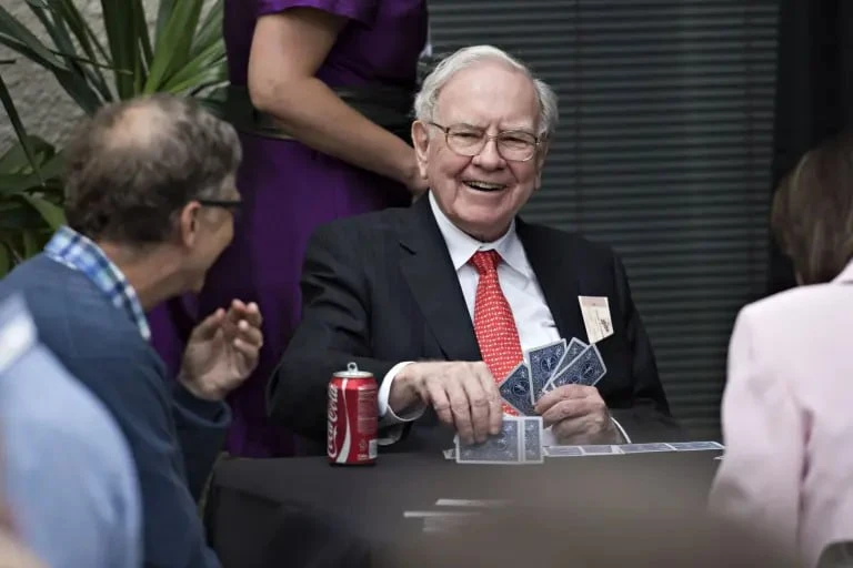 Уоррен Баффет, после ухода из Berkshire Hathaway, проводит вечера, просматривая контент...