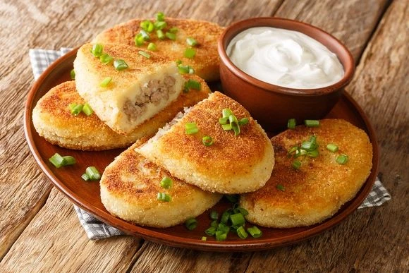 КАРТОФЕЛЬНЫЕ ЗРАЗЫ С МЯСНОЙ НАЧИНКОЙ Картофельные зразы с мясной начинкой ассоциируются у многих с ч