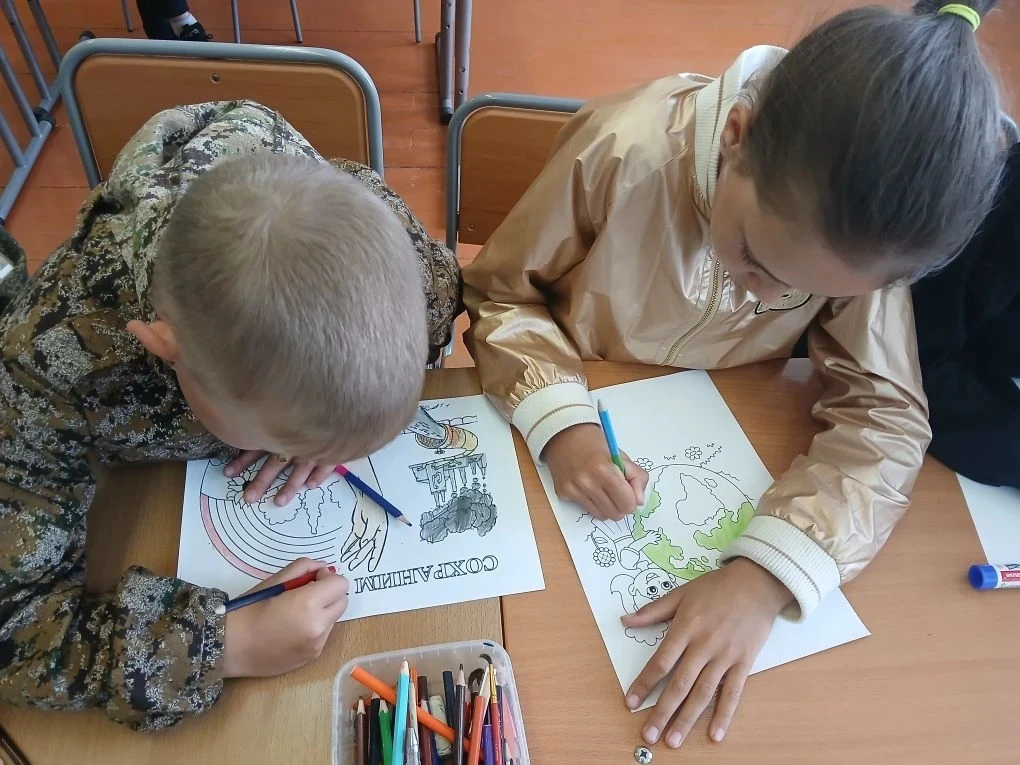 Сегодня в летнем лагере тематический день "Наедине с природой". Посмотри, мой милый дру...
