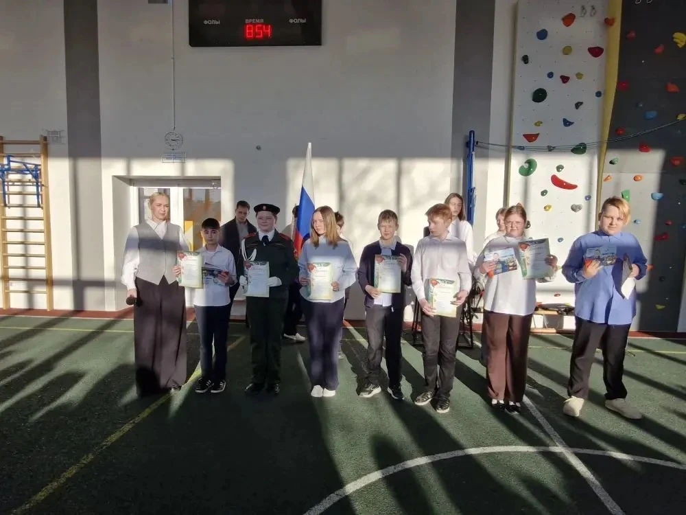 ☀️Утро понедельника в нашей школе традиционно начинается с торжественной линейки 🇷🇺⭐️  🏆 На этой нед