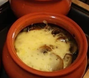 🥣 Мясо в горшочке с картофелем и сыром — домашний уют в каждой ложке! 🧀🔥  🔖 Ингредиенты:  Свинина — 