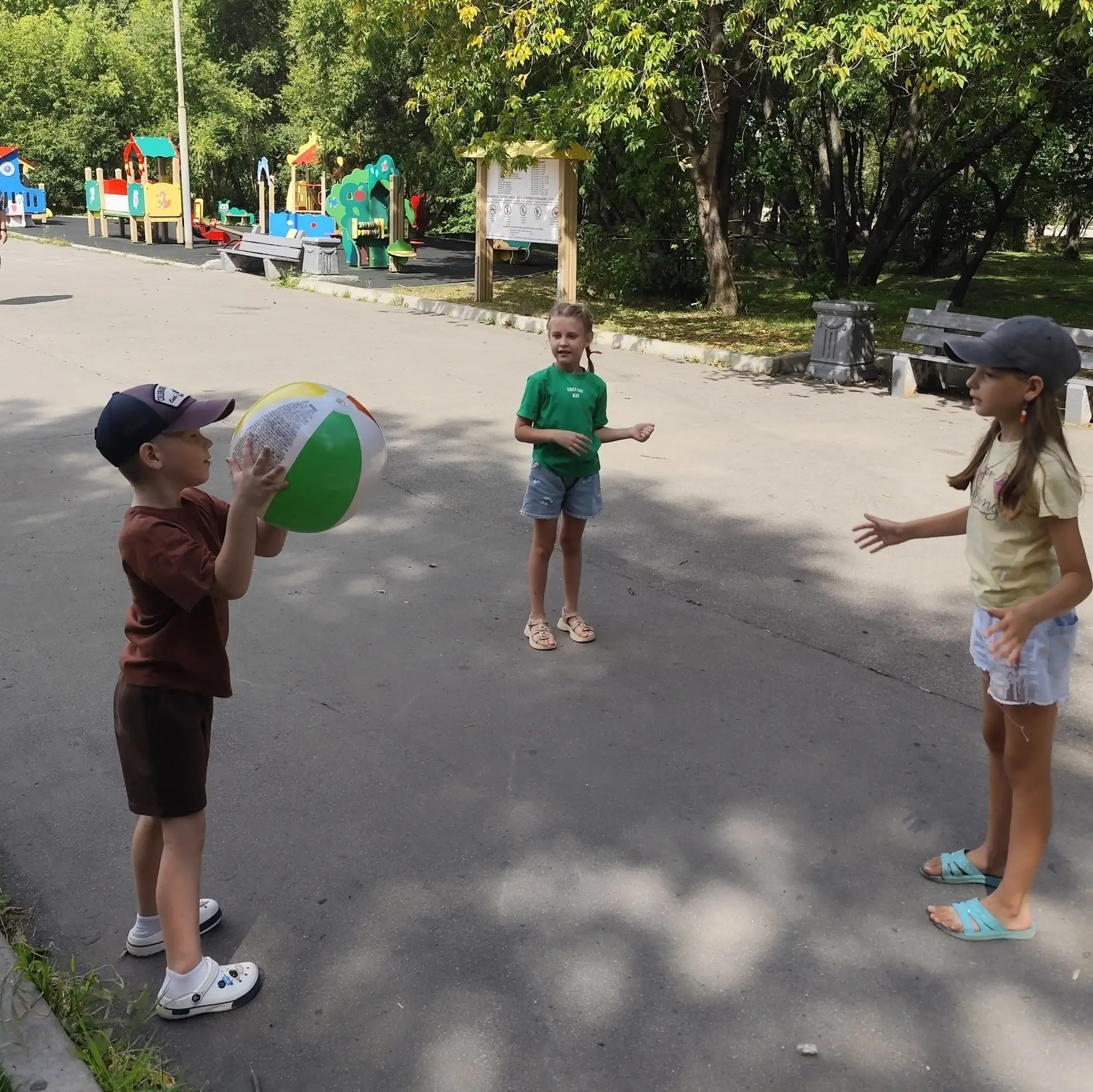В городском парке прошла спортивная программа "Сильные, смелые, ловкие, умелые!", орган...