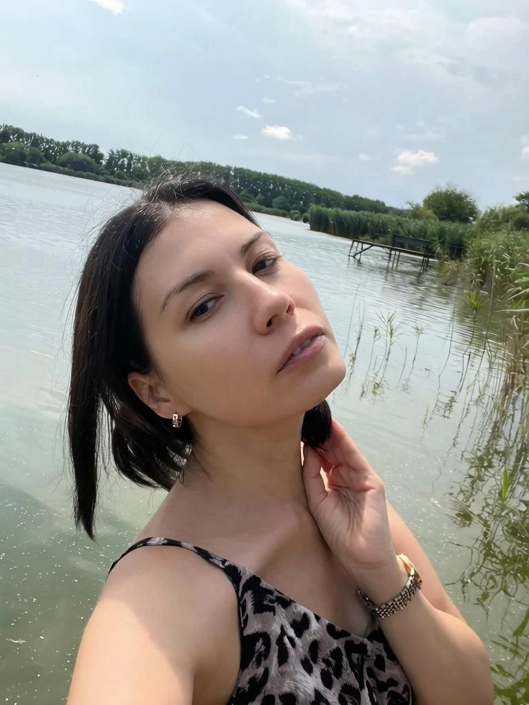А можно просто фоточку себя красивой выставить🤗
Что-то совсем я перестала летом краситься, но вид н