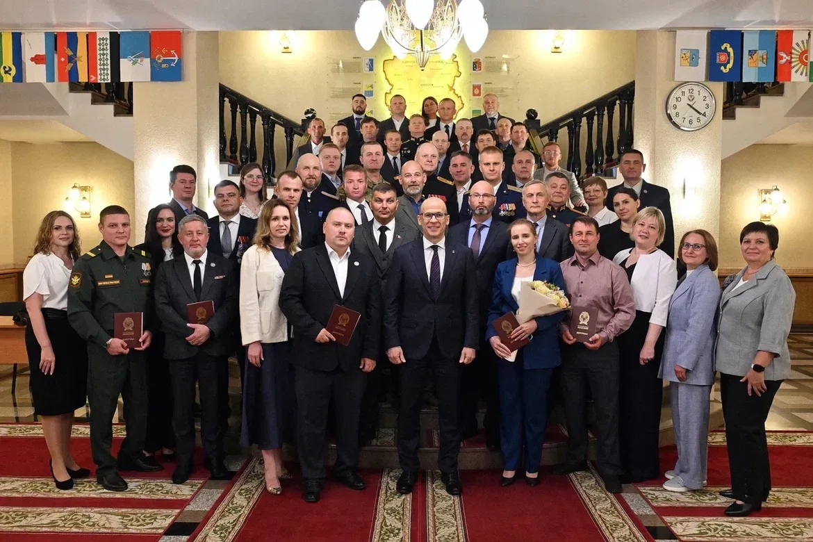 Сегодня Глава республики Александр Владимирович Бречалов вручил свидетельства о профессиональной пер