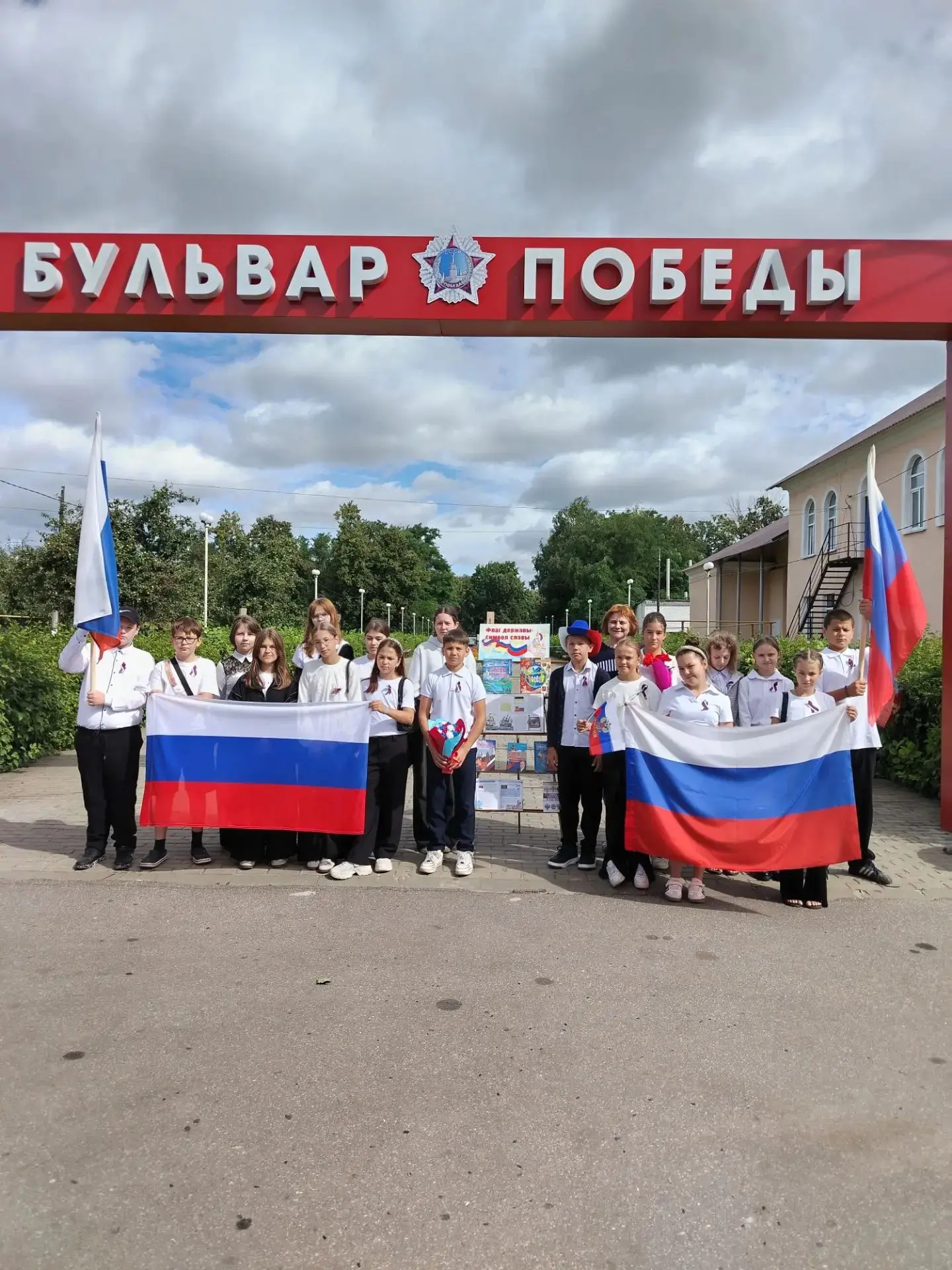 19 августа обучающиеся 6б класса совершили экскурсию по памятным местам посёлка.