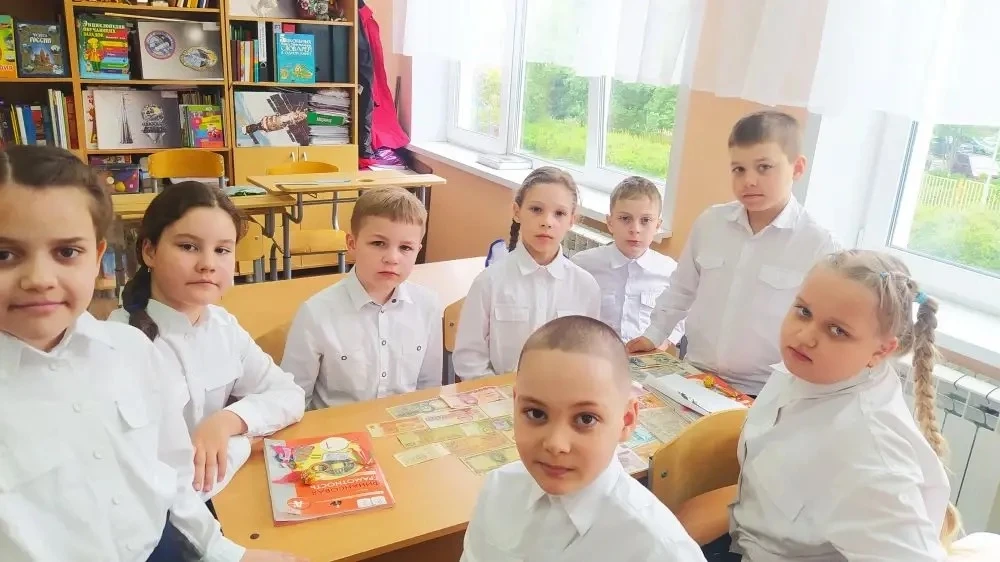 📚 В МБОУ СОШ №9 прошло итоговое занятие по финансовой грамотности во 2А классе  Сегодня у учащихся 2