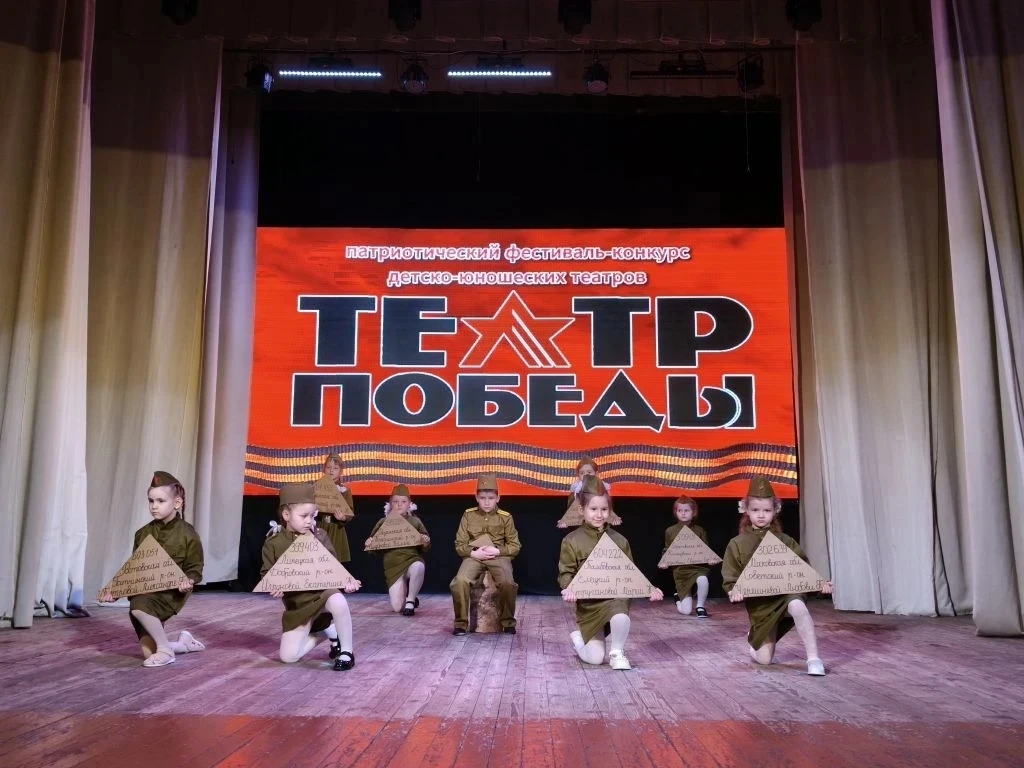 Сегодня детки группы "Ромашка" приняли участие в патриотическом фестиваль- конкурсе " Т...