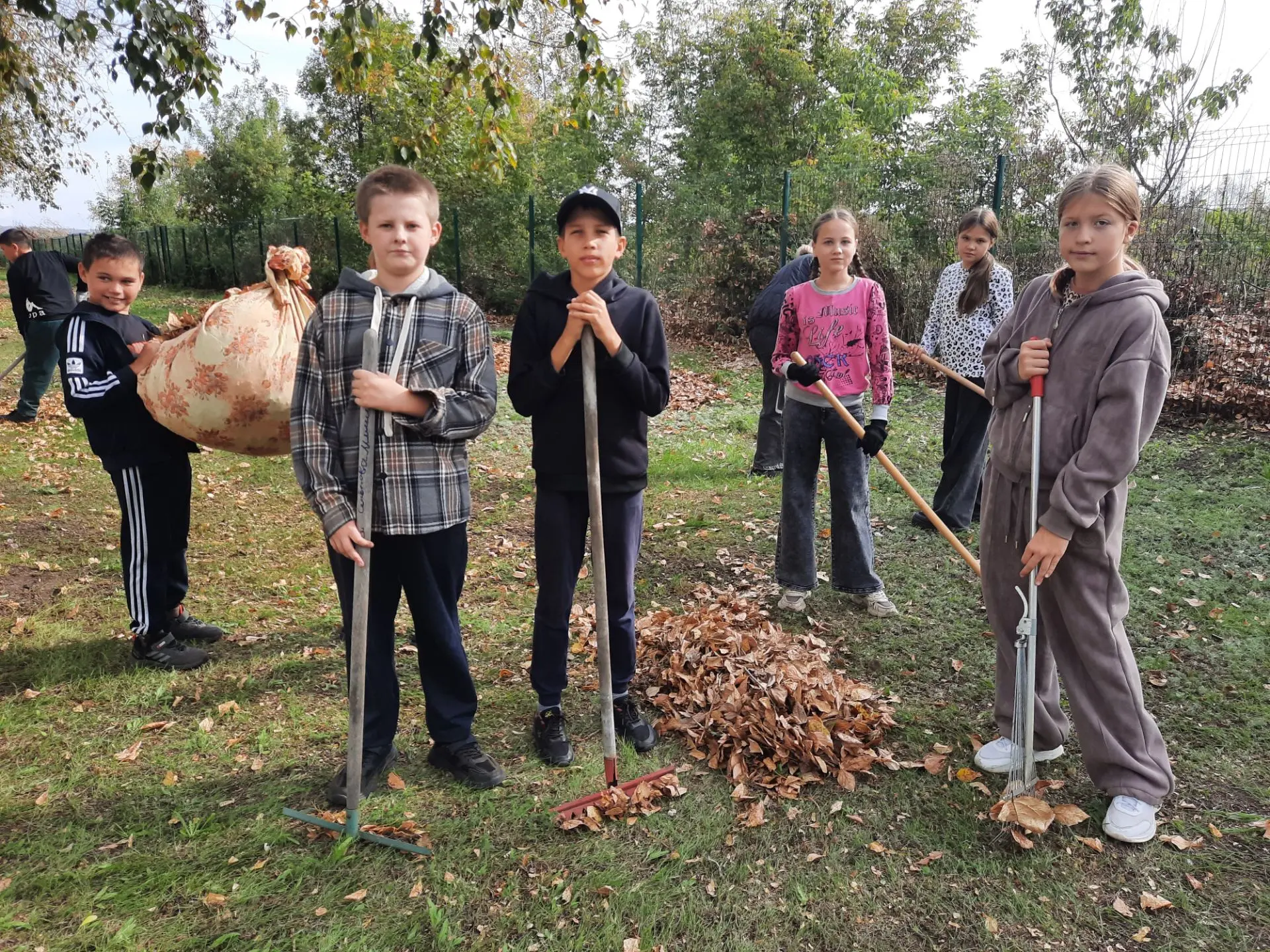 🍂Для нашей школы субботник – неотъемлемая часть общешкольной жизни.