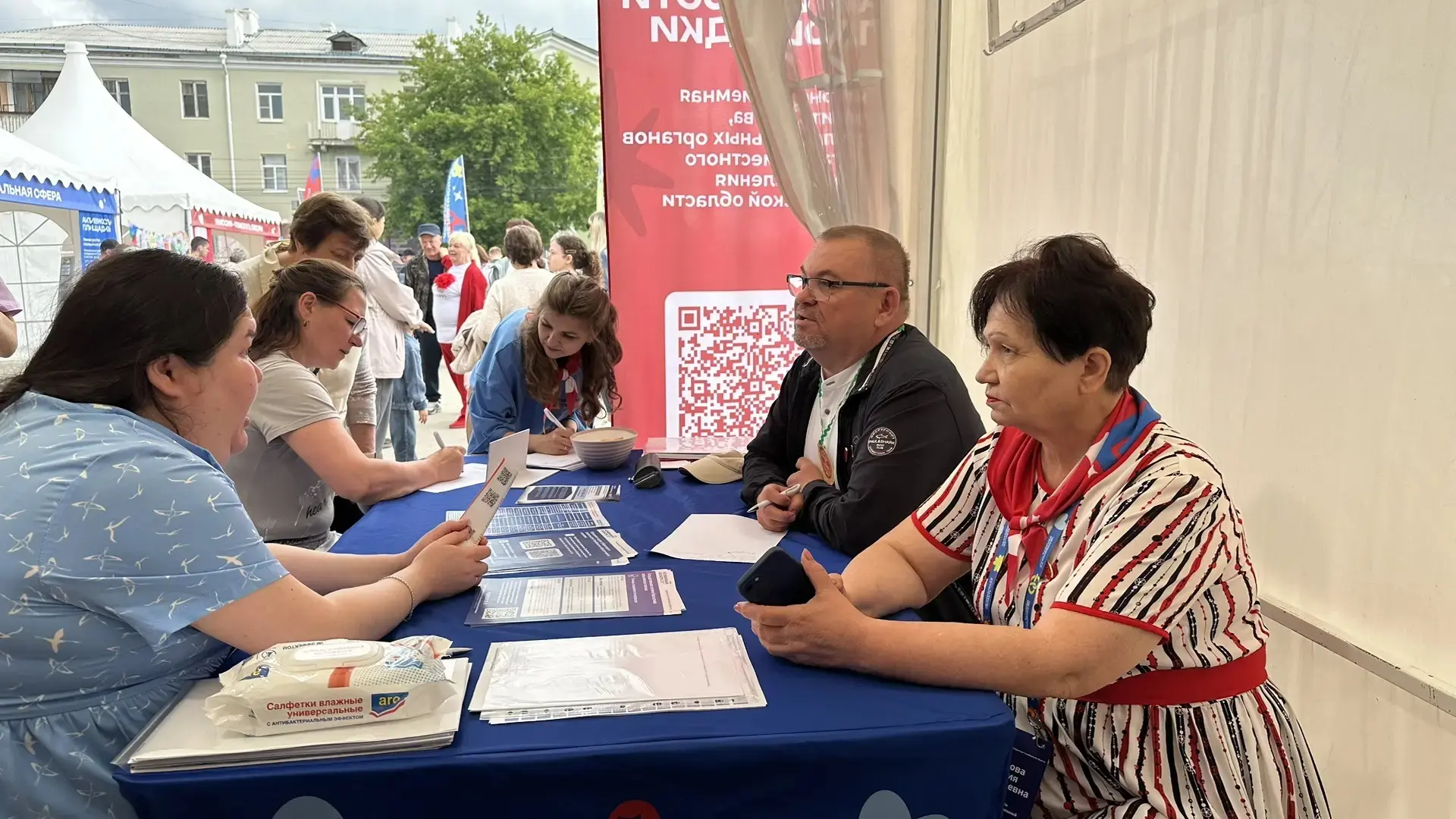 Фестиваль «Челябинская область — большая семья» в Карталах продолжается. Погода, словно...