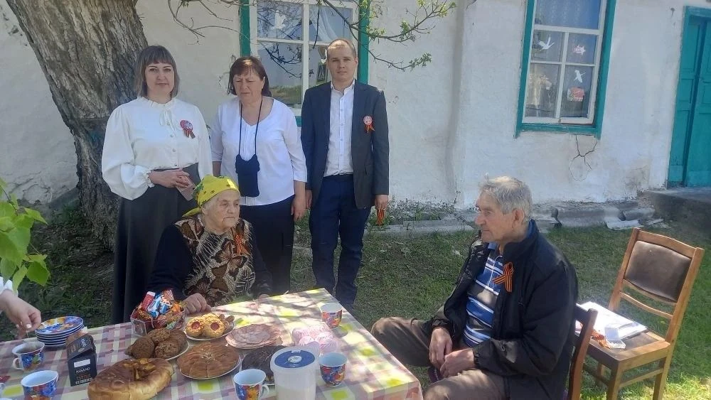 Социальный работник ОСО № 3 Белоусова А.А. с получателями социальных услуг Кружилиной Л...