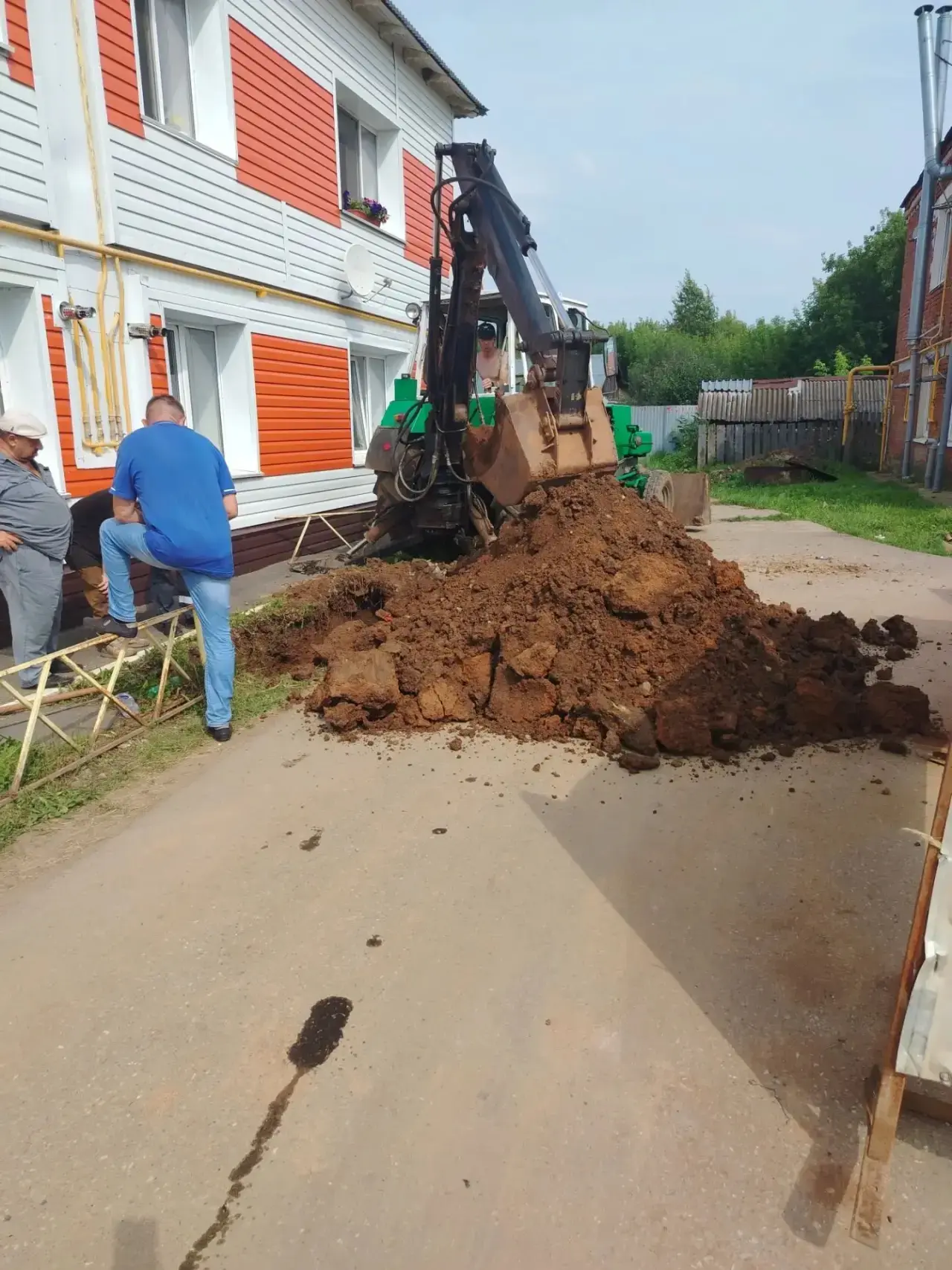 💧 В минувшие выходные сотрудники Водоканала и Управляющей компании оперативно провели работы по вос