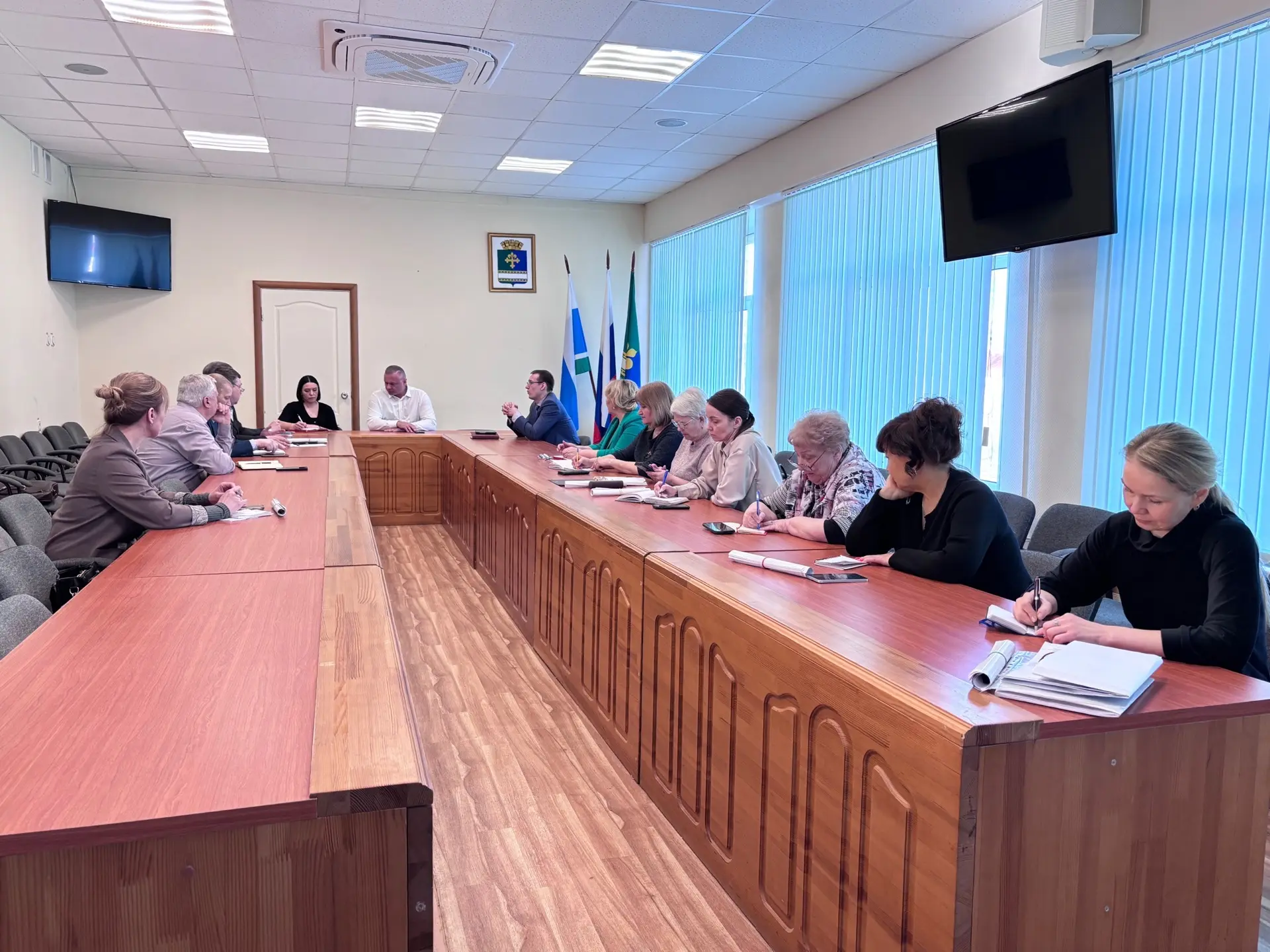 В зале заседания проходит рабочее совещание с главами сельских территорий. Ключевые вопросы повестки