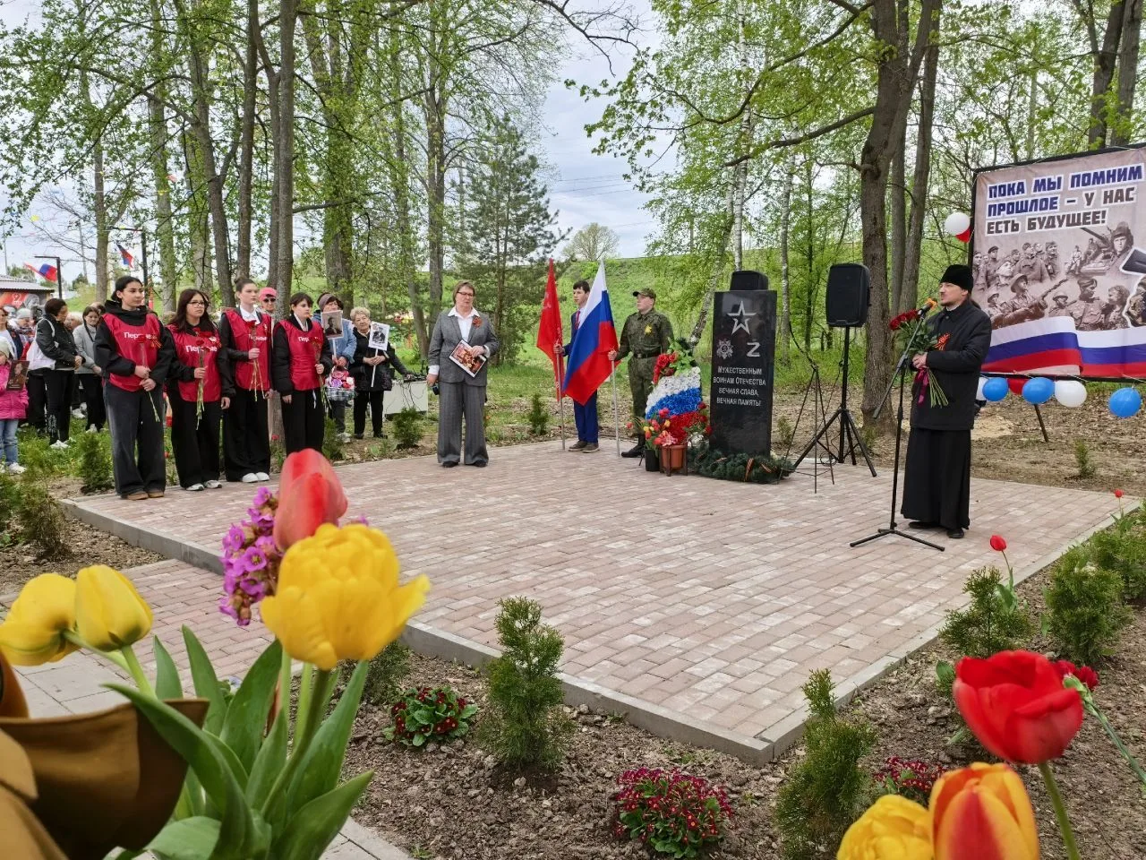 🇷🇺9 мая актив Первых, орлята, учителя, родители приняли участие в торжественном митин...