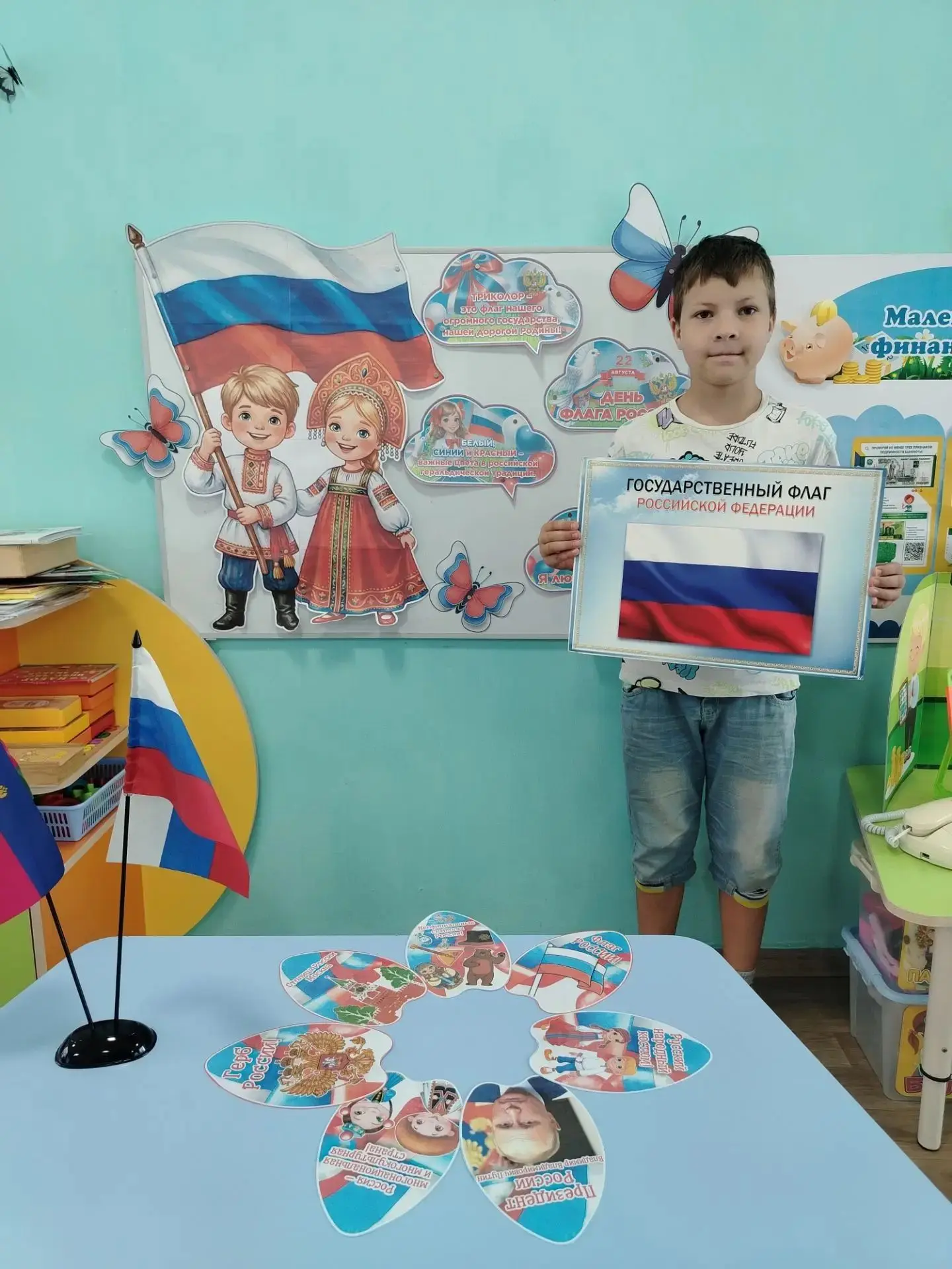 В рамках празднования Дня Государственного флага Российской Федерации🇷🇺 в школе прохо...