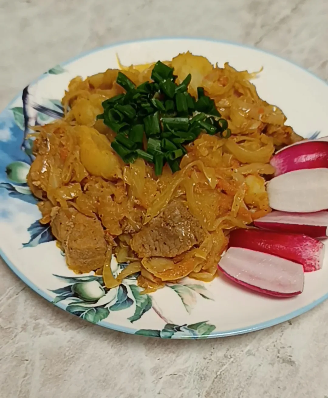 На ужин сегодня тушёная капуста с мясом и картофелем