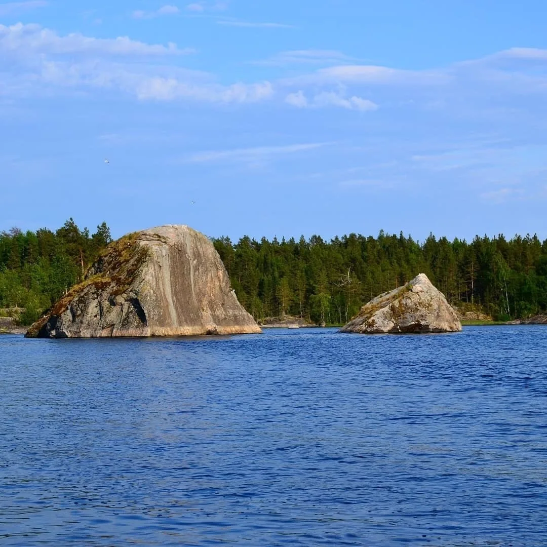 Одна из достопримечательностей Питкярантского залива Расколотый камень 🤩