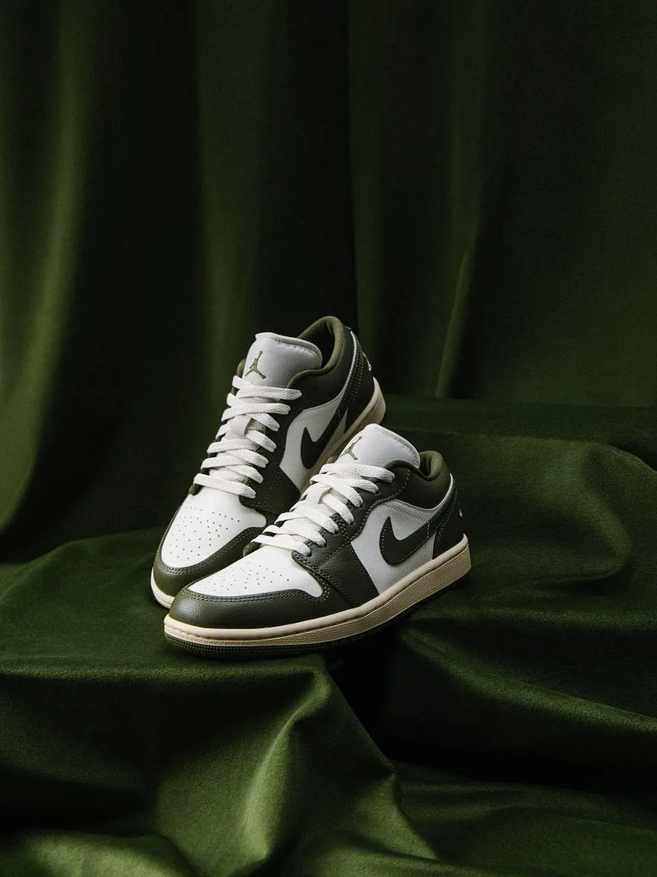 Наш выбор пары на начало осени — женские Air Jordan 1 Low в цвете хаки.