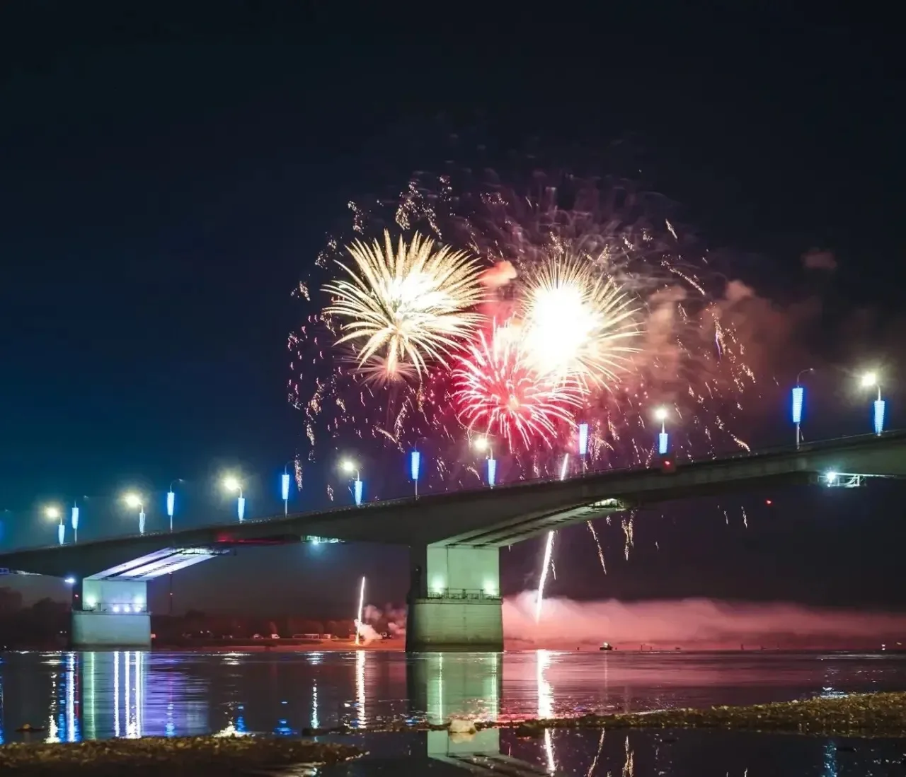 ⚡️Кто идёт на праздничный фейерверк — его запустят с городского пляжа в 23:30. 

Ты знаешь, кому это