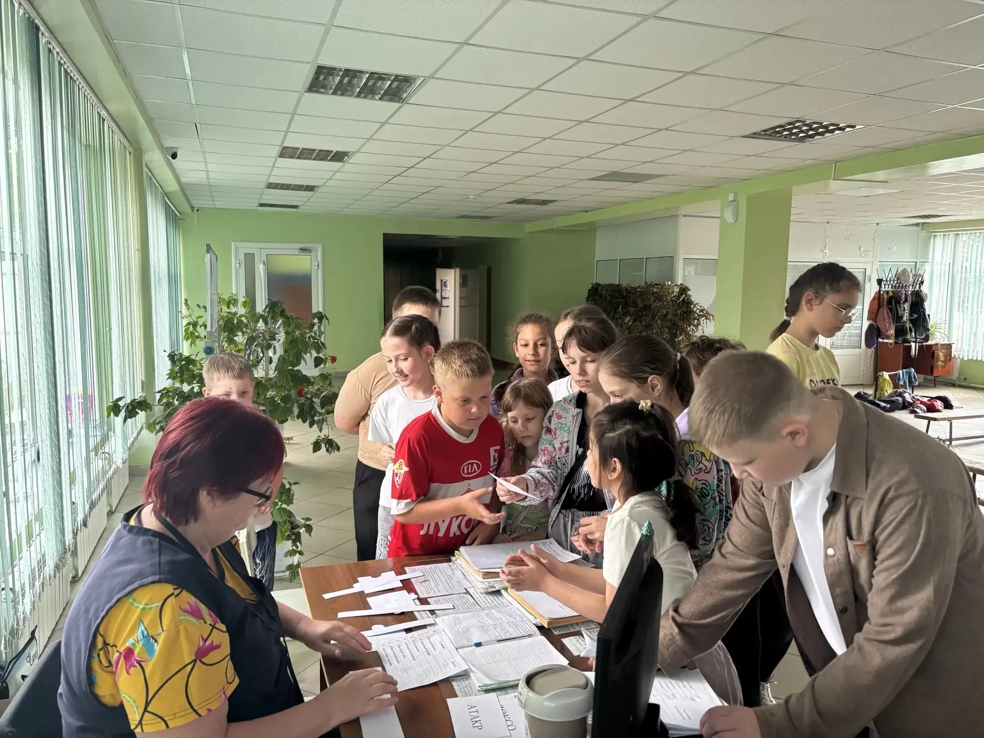 Сегодняшний день в пришкольном лагере был наполнен яркими событиями, развивающими занятиями и положи