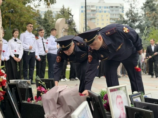 В Видном почтили память жертв трагедии в Беслане. На Аллее Славы собрались более 150 че...