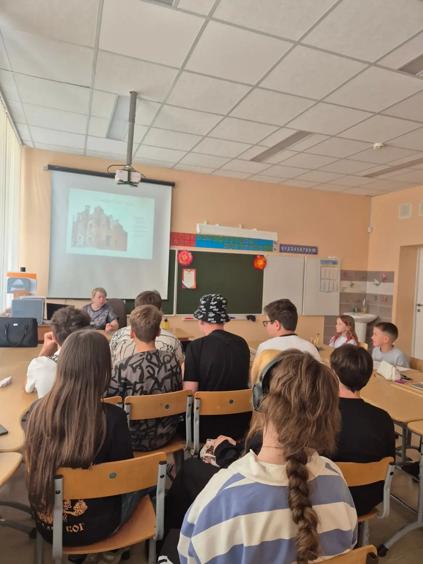 🕊️ ДЕНЬ ПАМЯТИ, ЗДОРОВЬЯ И ДОБРЫХ ИСТОРИЙ В НАШЕМ ЛАГЕРЕ!

Сегодня в нашем школьном лагере — особен