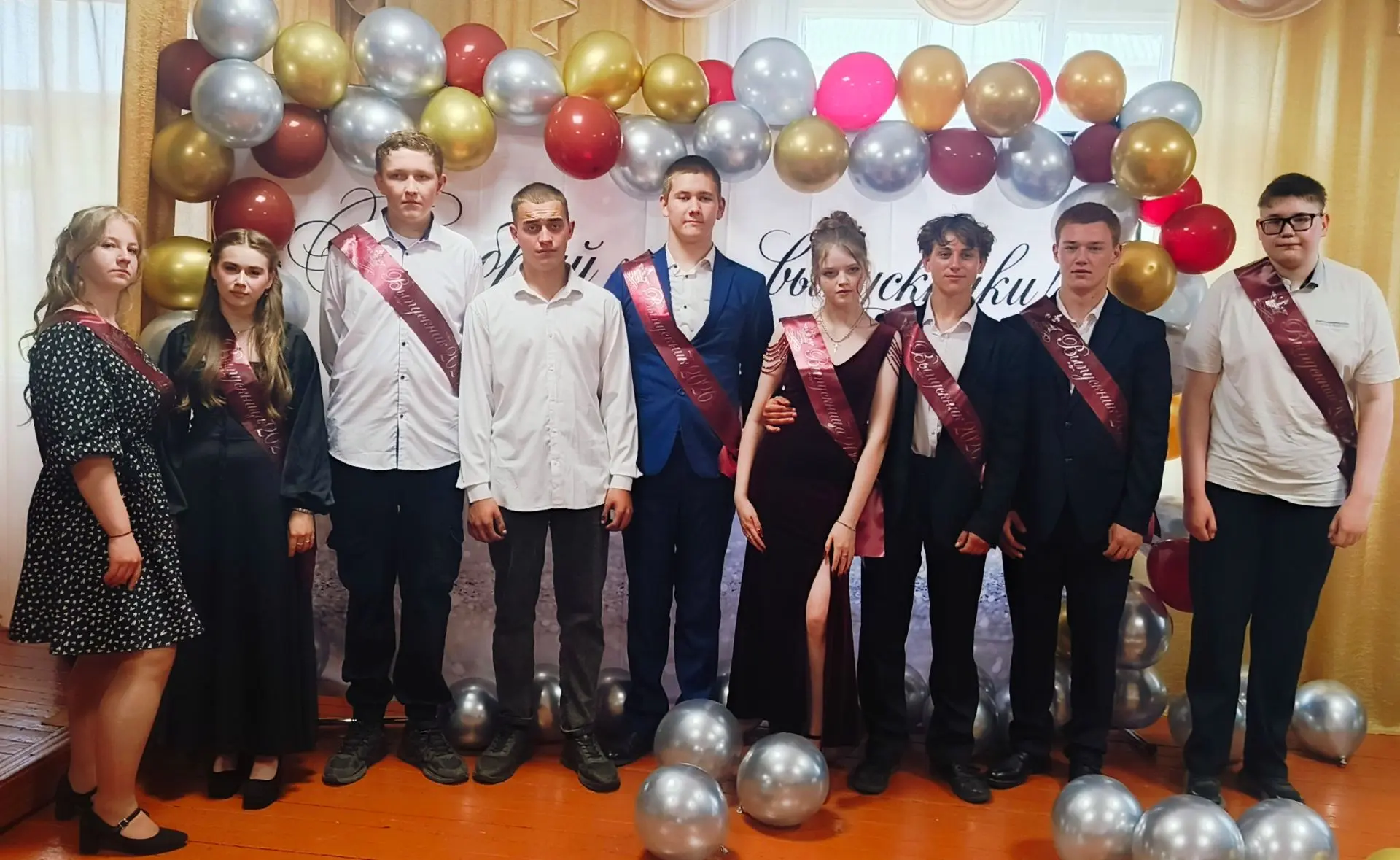🎉 Выпускной-2026: прощание со школой и шаг в большое будущее! 🎉 27.06.2026 г. в нашей школе царила