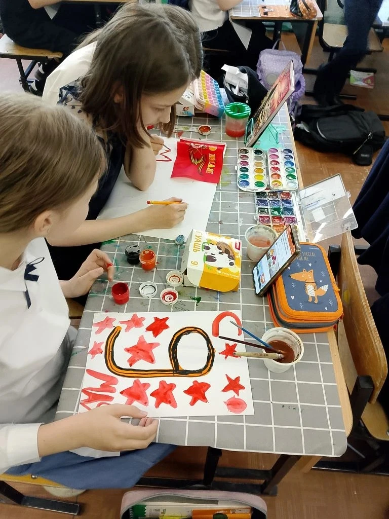 🎖В преддверии праздника - Дня Победы - ученики 4Б класса на уроке изобразительного искусства под рук