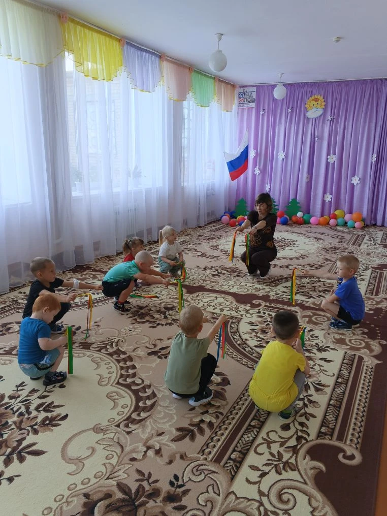 Мы веселые ребята,
Непоседы, дошколята,👫
Любим мы играть, смеяться, физкультурой заниматься!”. 🏃‍♂