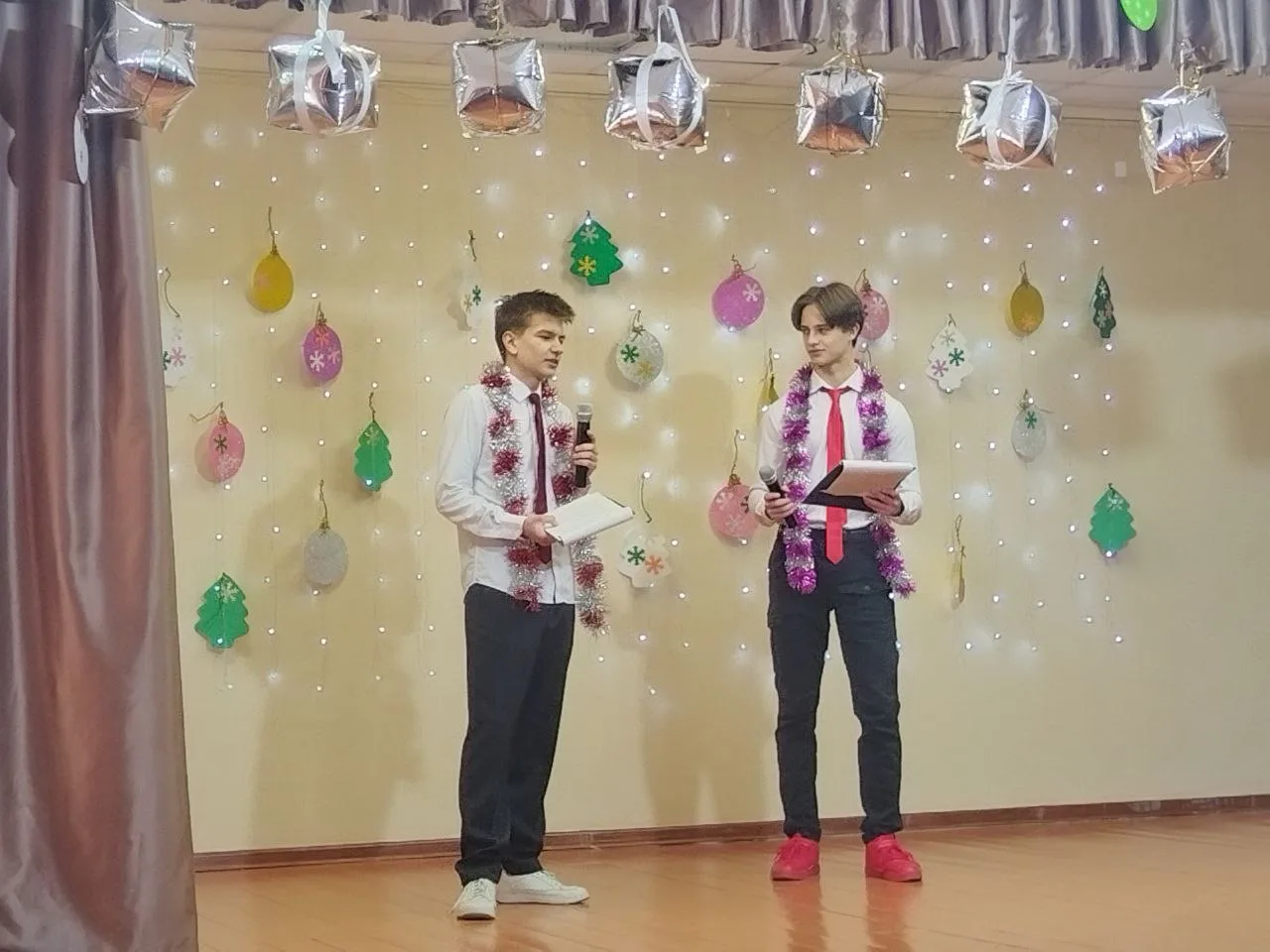 🎉✨ Новогодние мероприятия в Еткульской школе: Новый год шагает по планете 🎭🌟  На прошлой неделе в Ет
