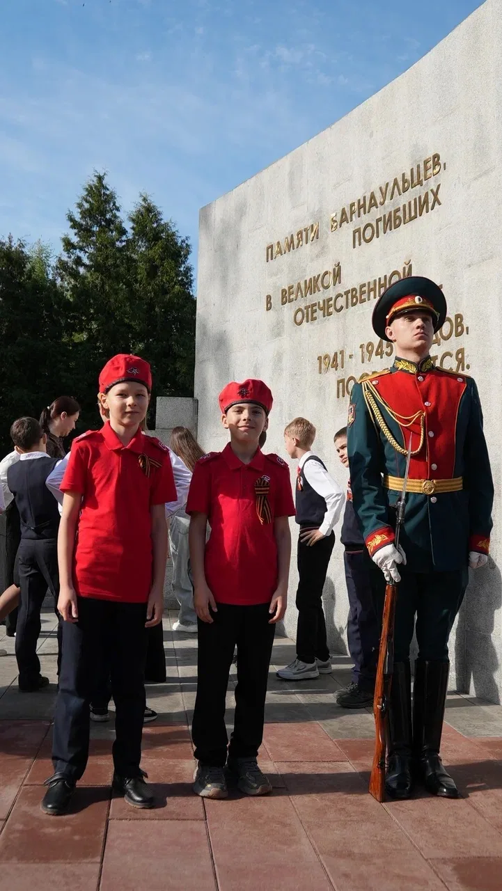 #9мая2026🕊️  🇷🇺Учащиеся 3 «Д» класса- будущие юнармейцы, вместе с выпускниками юнармейского отряда «