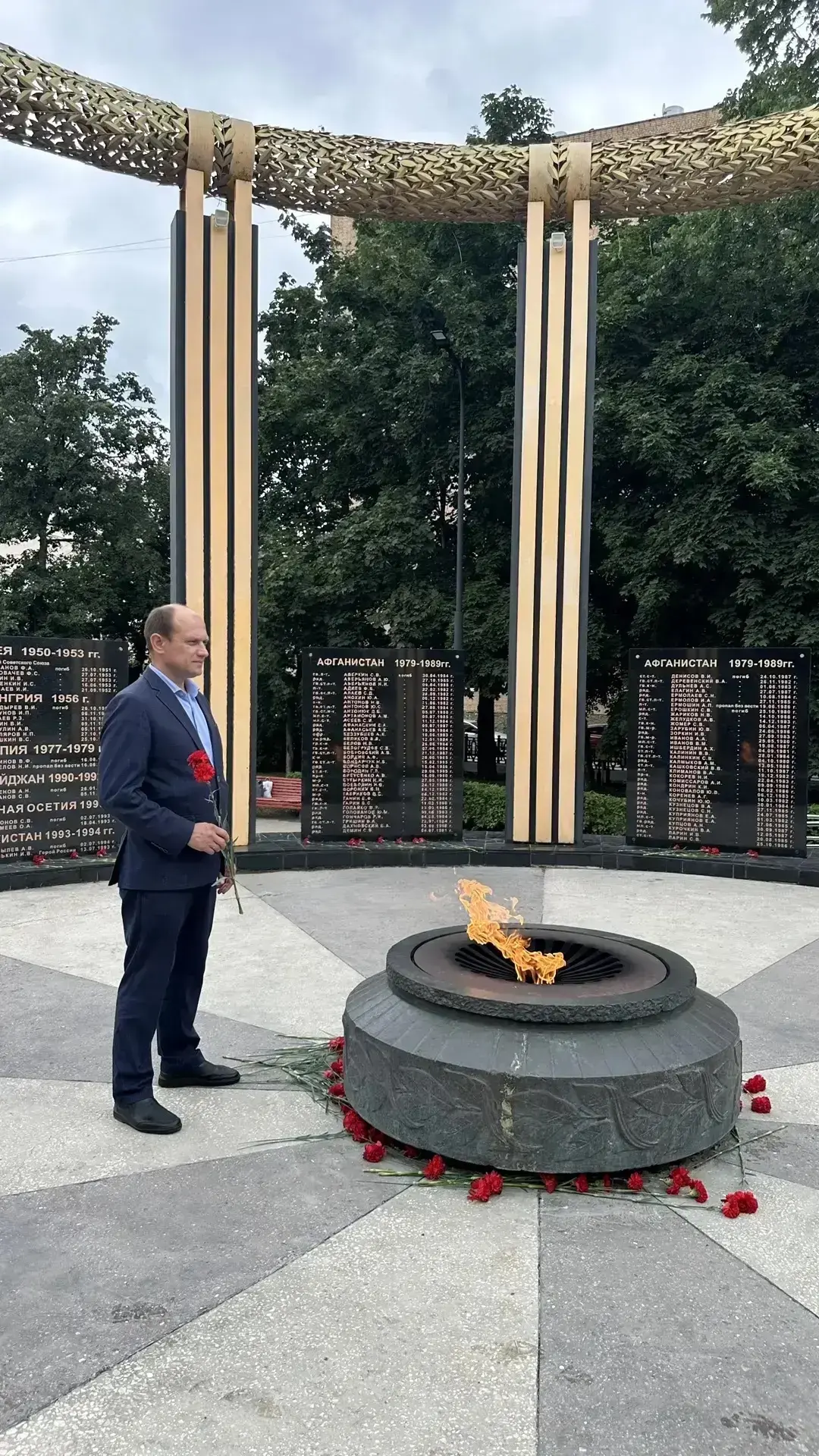 🥀 Сегодня, возлагая цветы к мемориалу воинам-рязанцам, я снова мысленно пролистал стра...