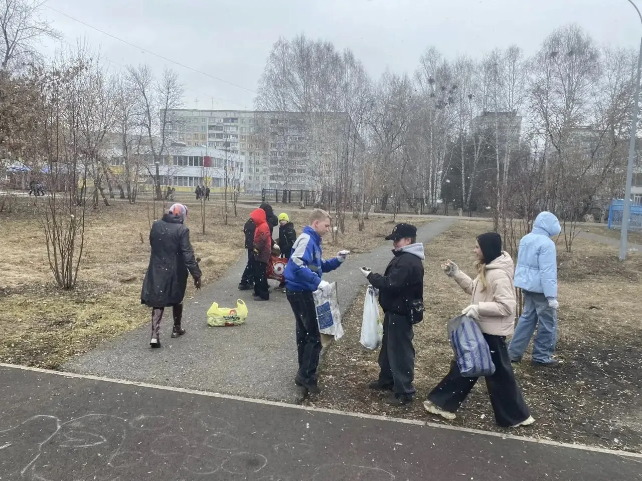 💥Вместе делаем мир чище! 📌Сегодня наша школа превратилась в настоящий центр активности!  🌟Ученики и 