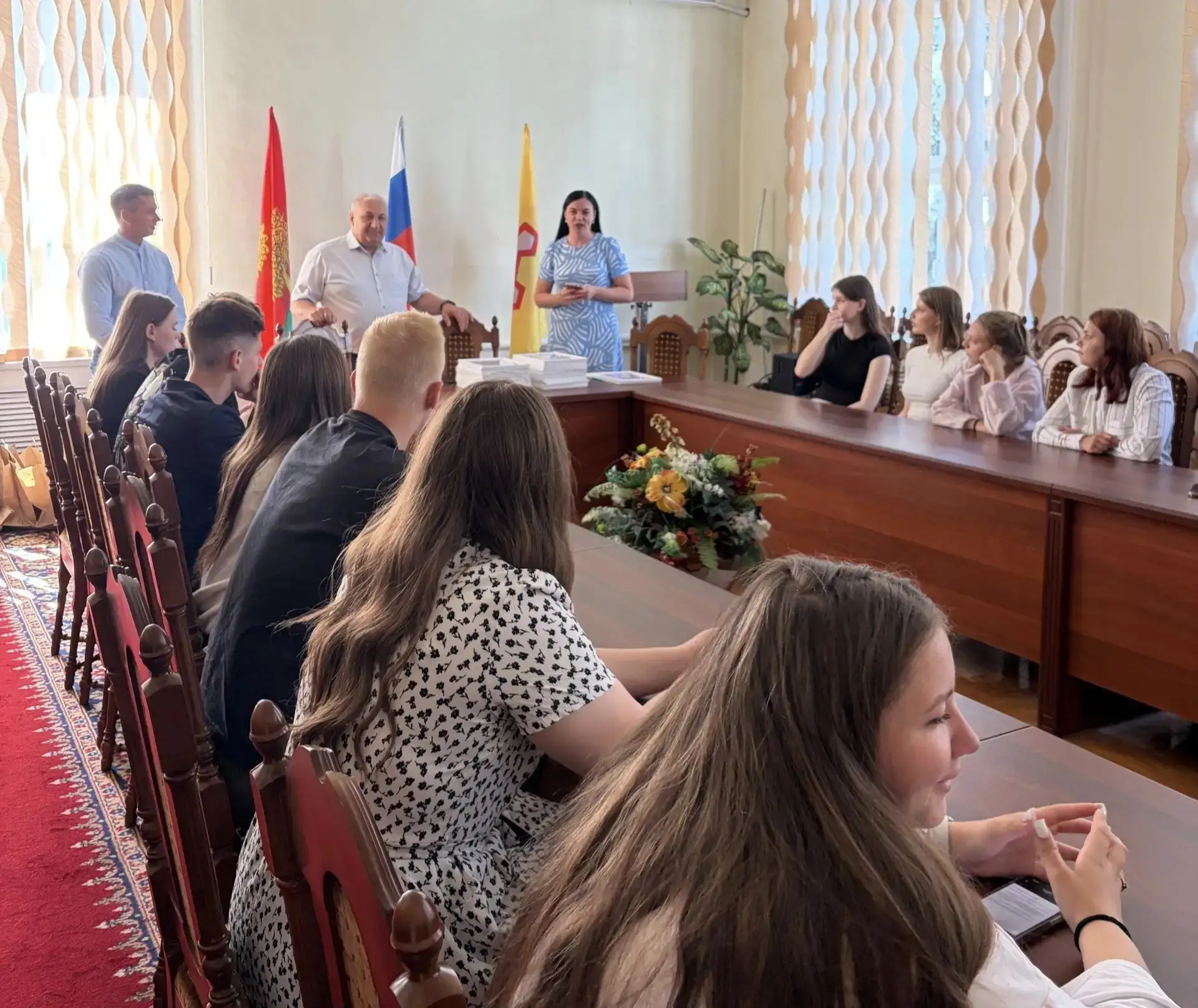 В рамках празднования Дня молодежи  прошла встреча активистов округа с главой Сазоновым Юрием Алексе