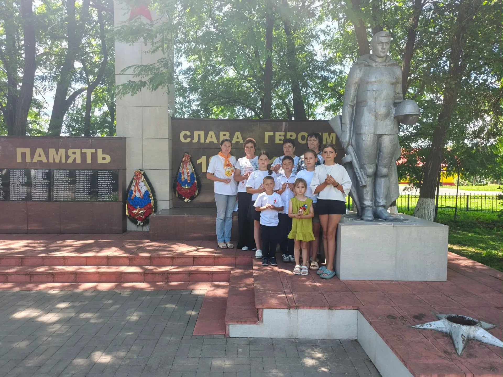 Мы помним. Мы гордимся. 🕯

Сегодня у мемориального комплекса Неизвестному солдату в нашем селе прош