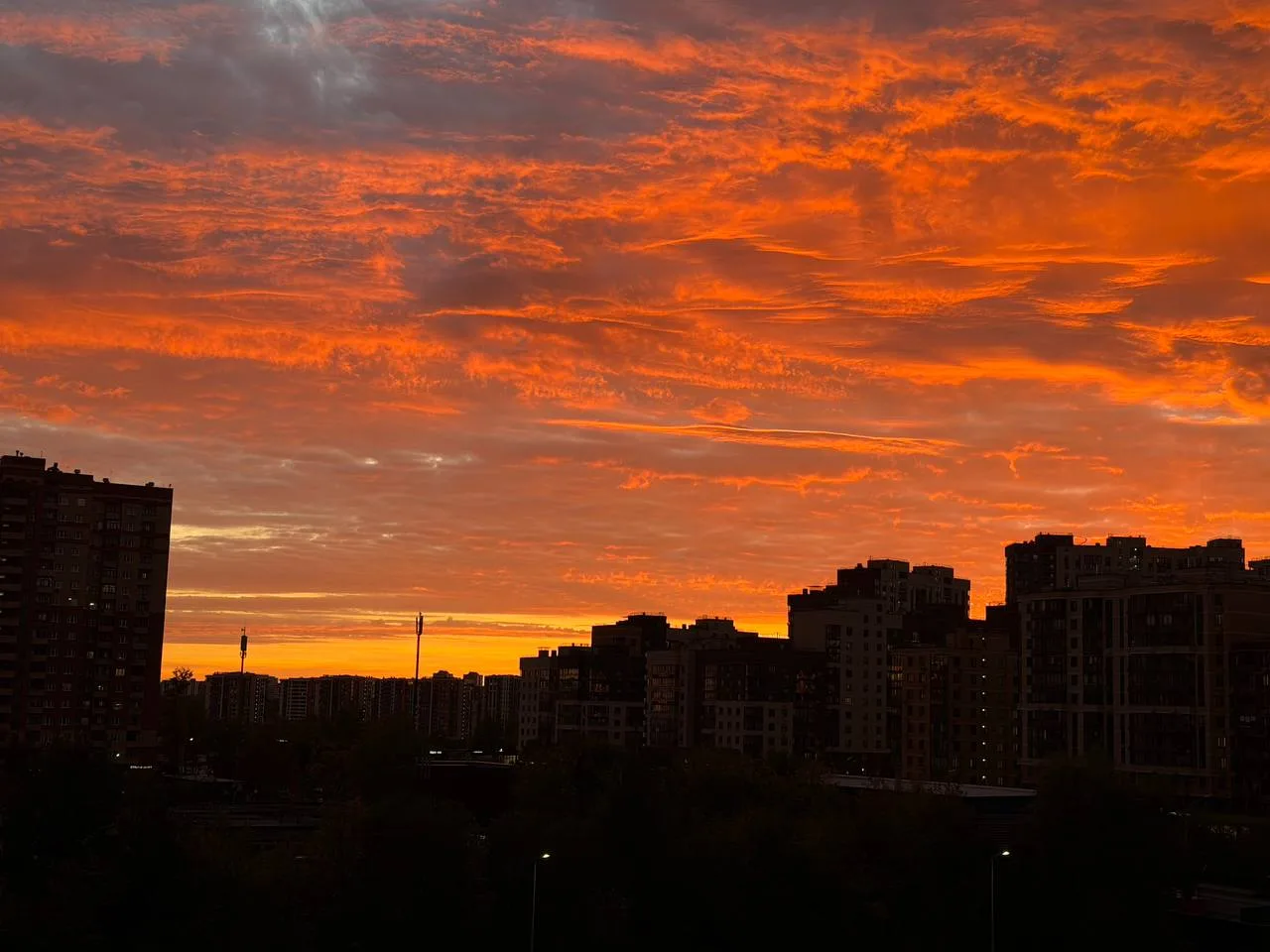 🌅 Яркий огненный закат украсил небо над Москвой.