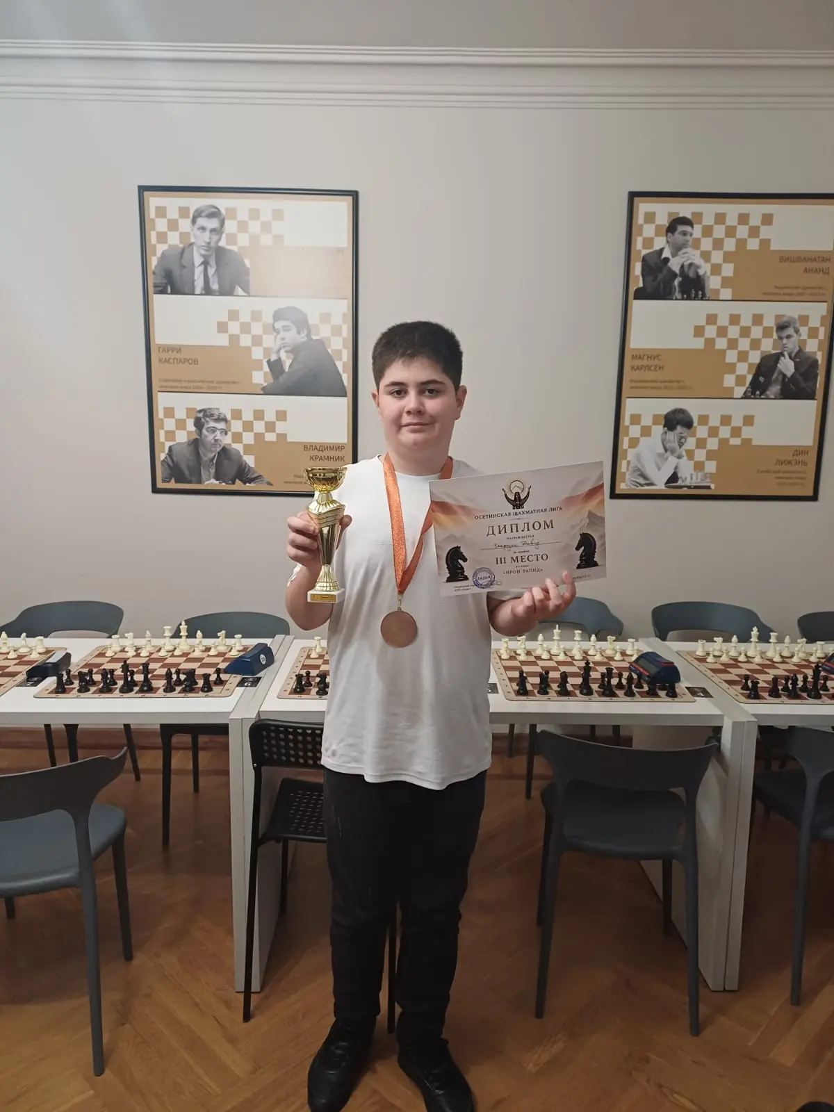 🏆 Бронза «ИРОН РАПИД» — у Давида Чкареули!
Во Владикавказе завершился 1-й этап Осетинской шахматной