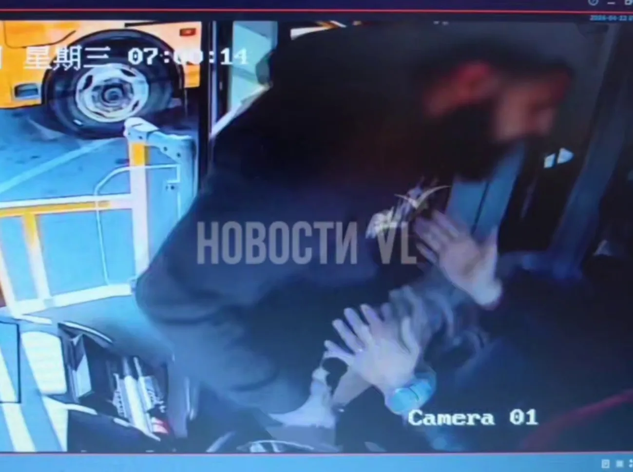 Во Владивостоке водитель маршрутки устроил драку с коллегой и сорвал рейс  В Владивосток конфликт ме