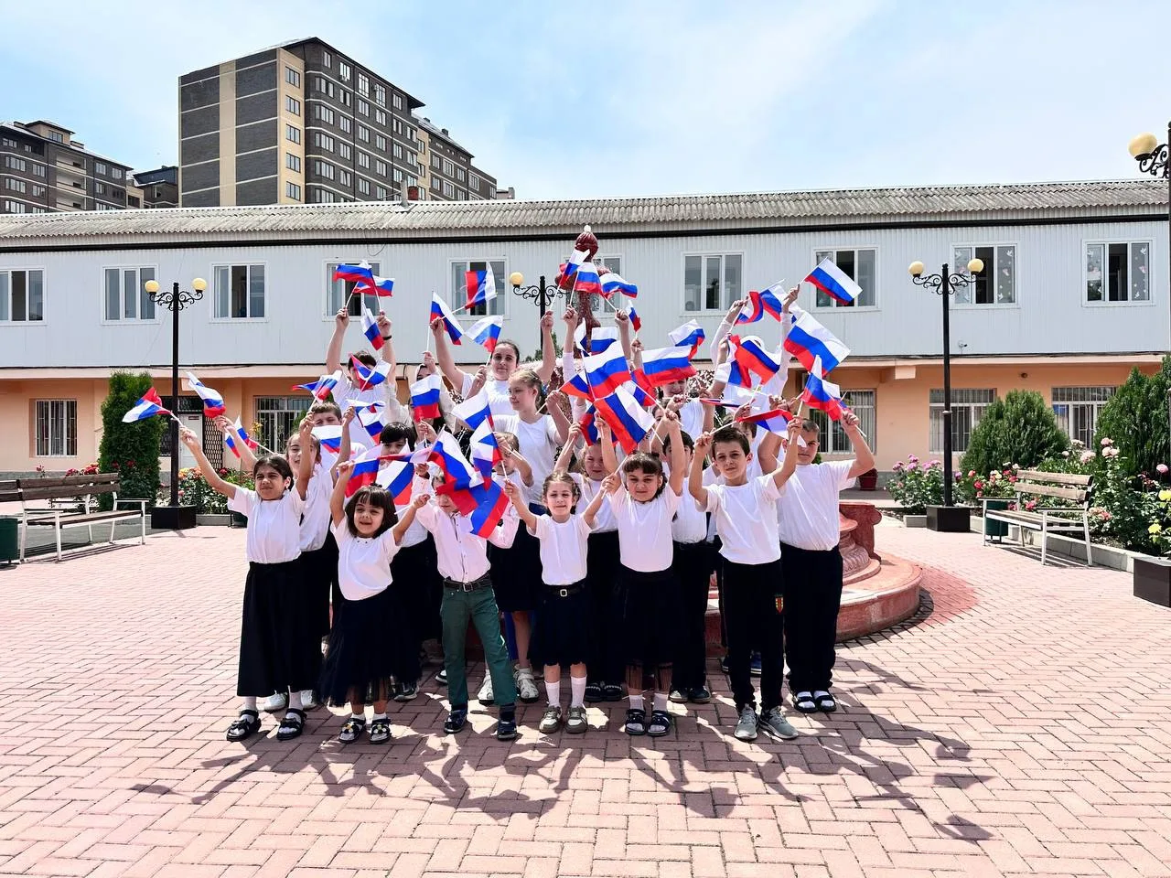Танец единства: особенные дети поздравили страну с Днём России

🇷🇺 В День России в реабилитационно
