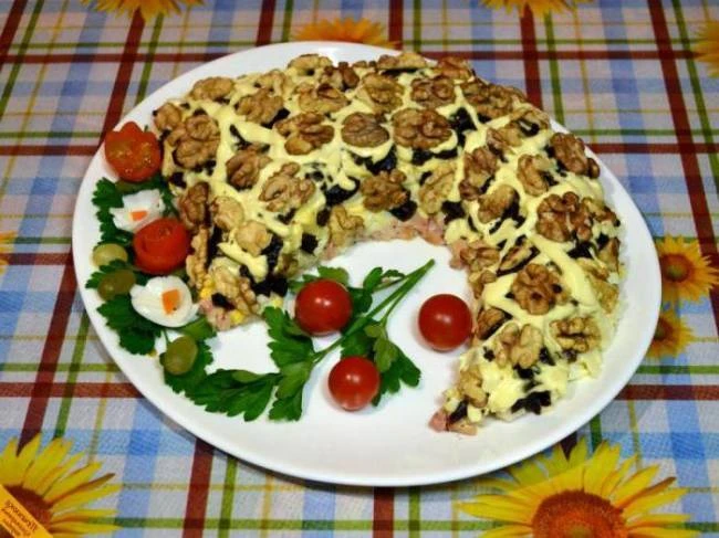 🍛 Салат «Рог изобилия»

209.63 ккал/100 г 
Б/Ж/У: 10.05 / 15.86 / 6.84 

Ингредиенты:
окорочка копч