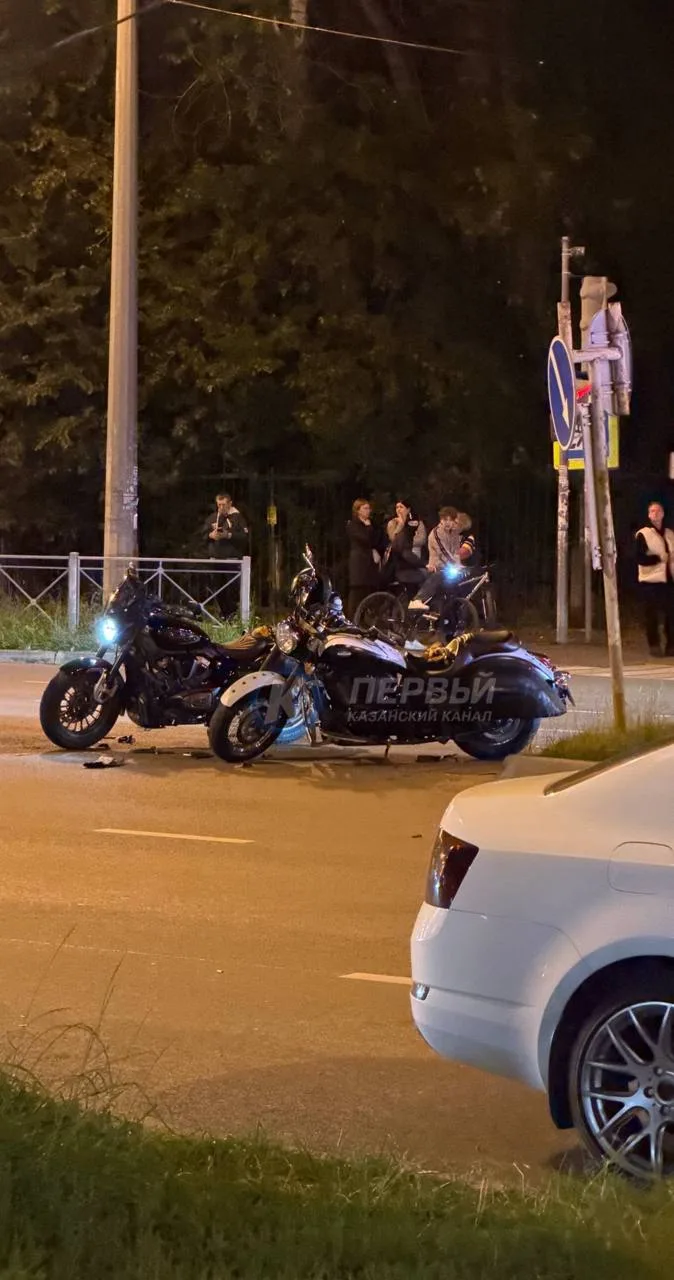 😱Мотоцикл влетел в авто каршеринга на Симонова в Казани.