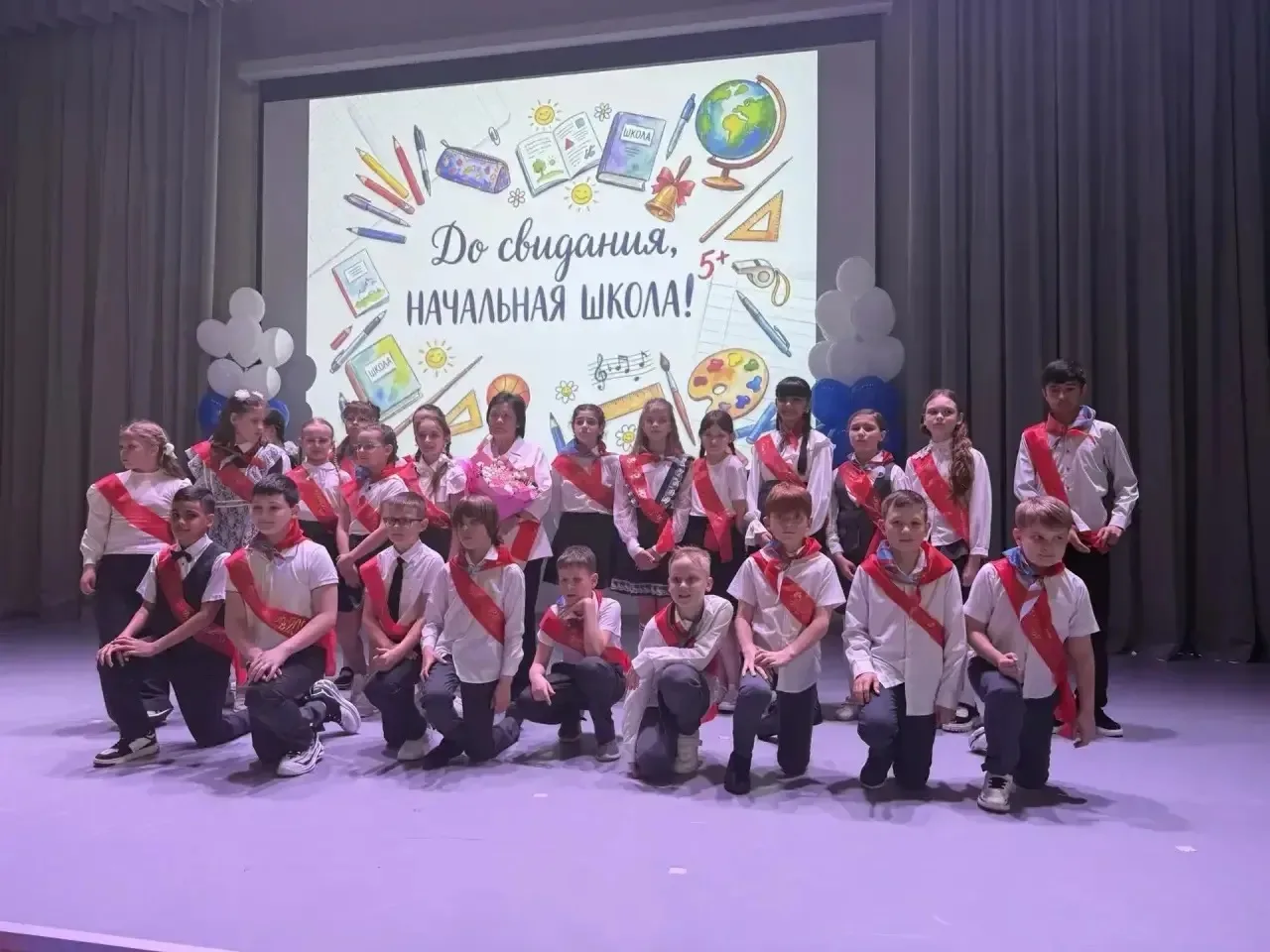 22 мая состоялся выпускной у наших 4-х классов 🎓  Позади важный этап школьной жизни — четыре года уч