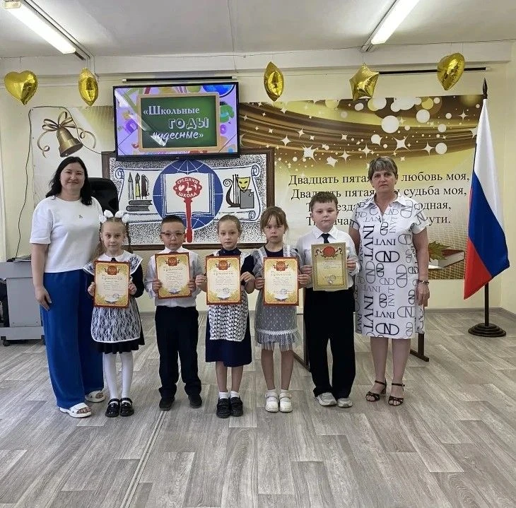 🎈📚 Прощай, первый класс!  Сегодня в 1 корпусе прошла торжественная линейка, посвящённая окончанию уч
