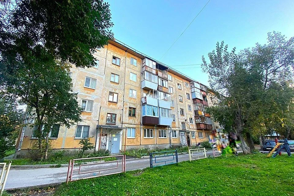 Жители уралмаша! В районе 22 партсъезда 24а будьте осторожны) Обращается подписчик.
