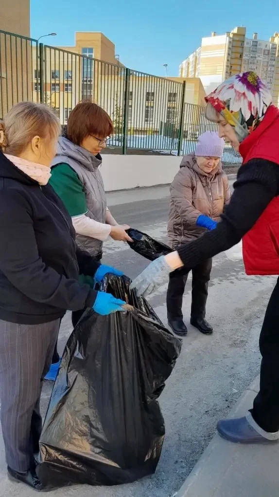 Субботник в лицее: вместе делаем мир чище!  Сегодня в лицее царит особая атмосфера — здесь даже самы