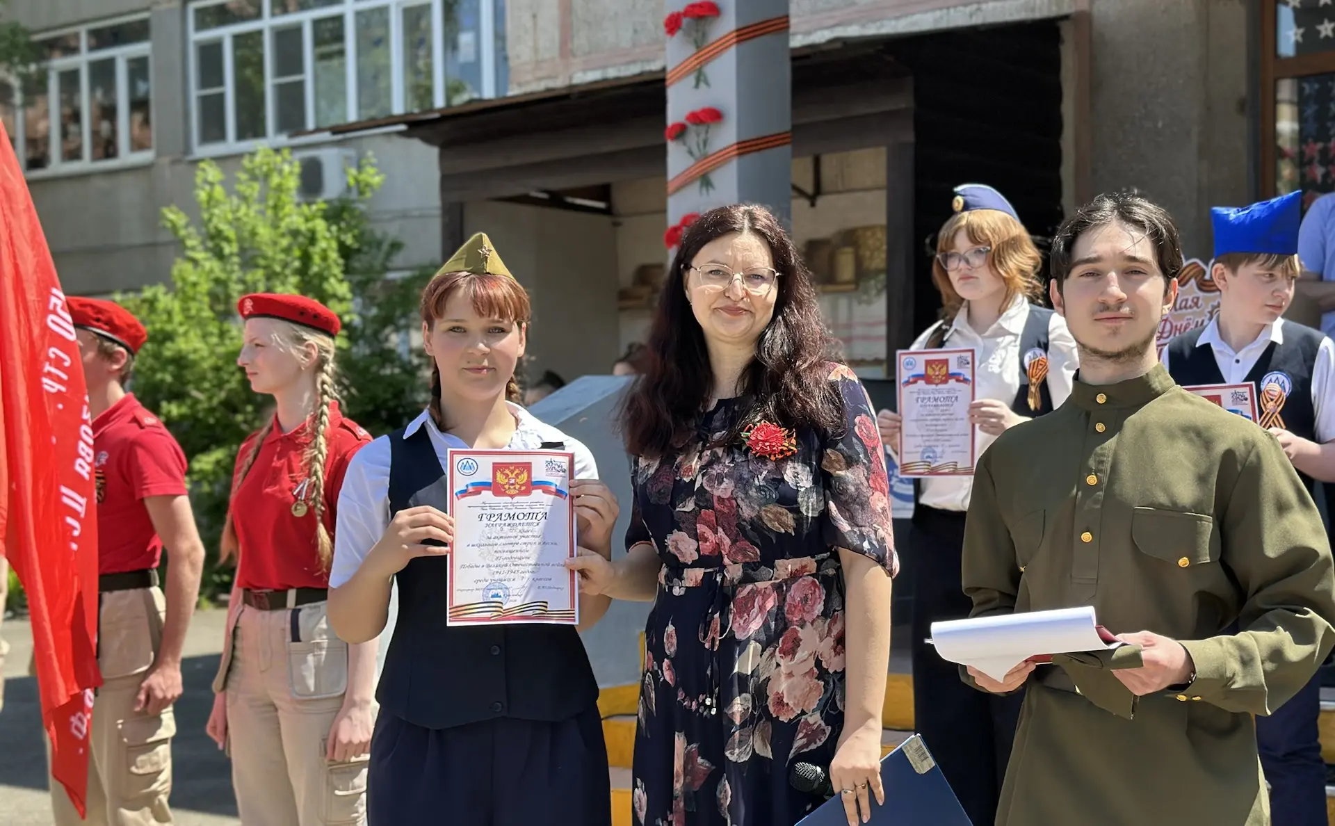 В программе смотра прозвучали песни: «Путь далёк у нас с тобою», «Нам экипаж — семья», «День Победы!