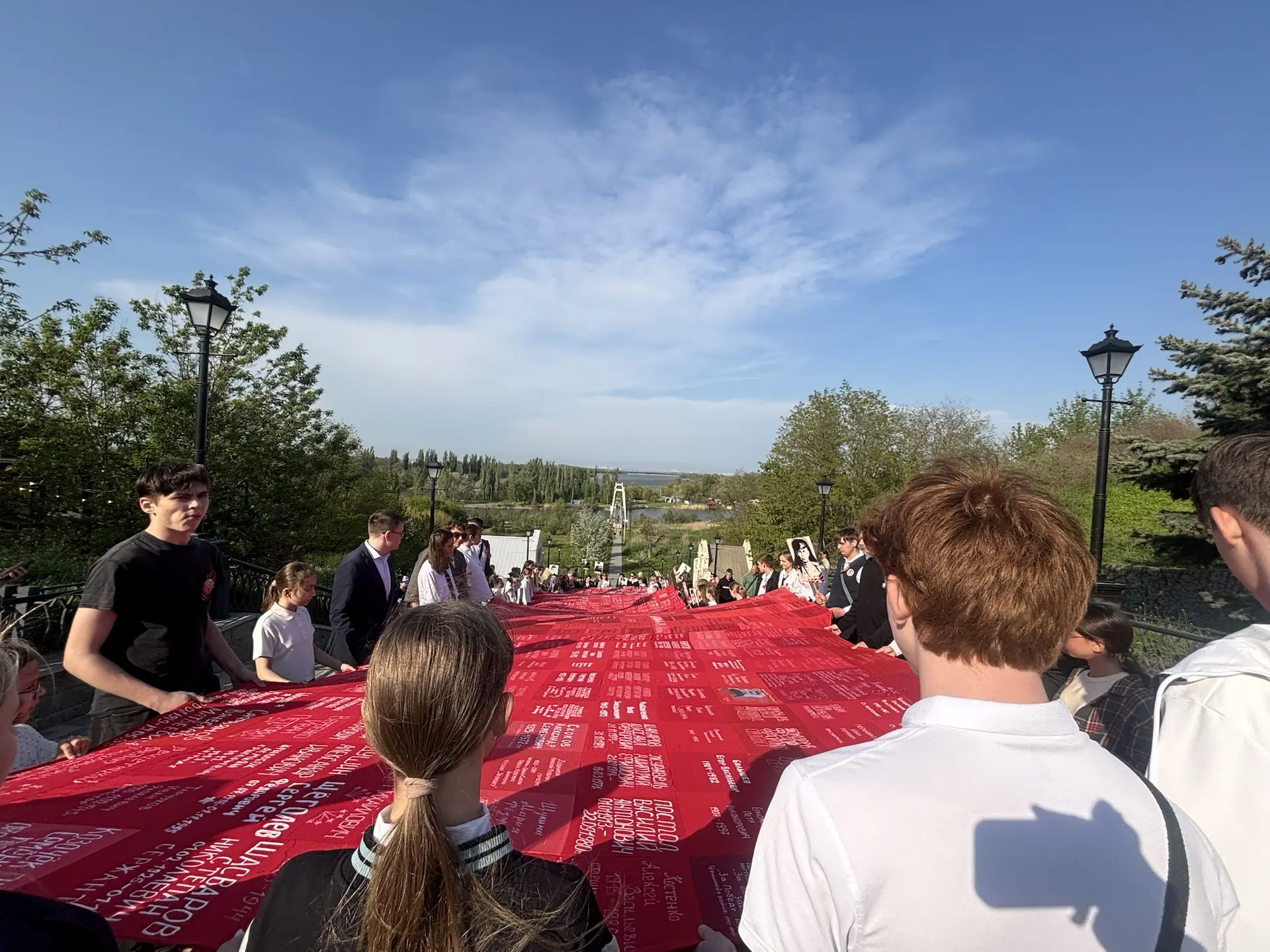 🔥 Сегодня учащиеся нашей школы приняли участие в акции "Полотно Победы".   🕊️ Это мероприятие стало 