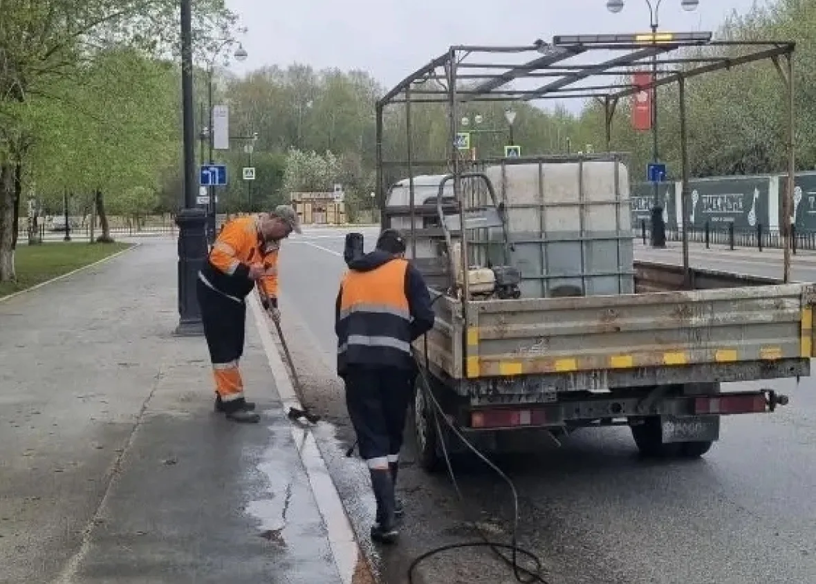 Дорожные рабочие наводят порядок на улицах Тобольска: убирают мусор, листву, ремонтирую...